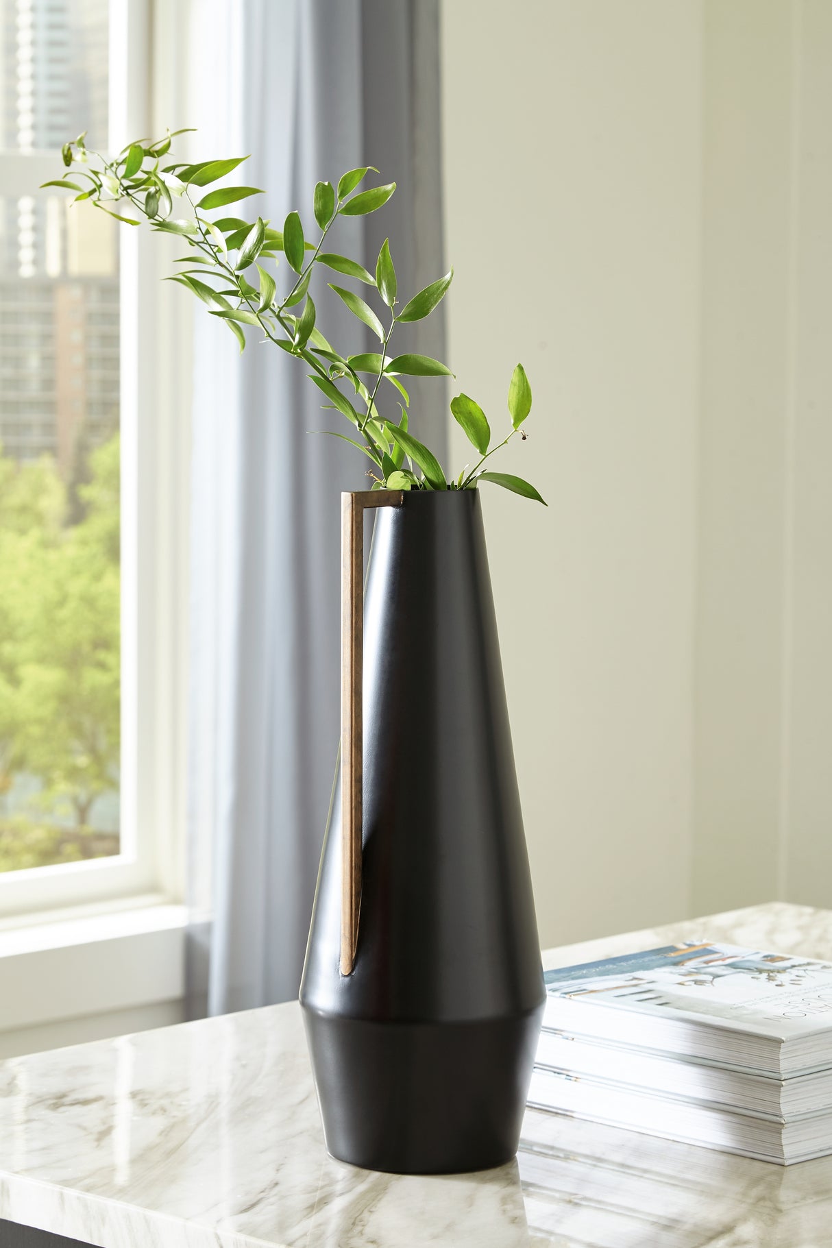 Pouderbell Black/Gold Finish Vase