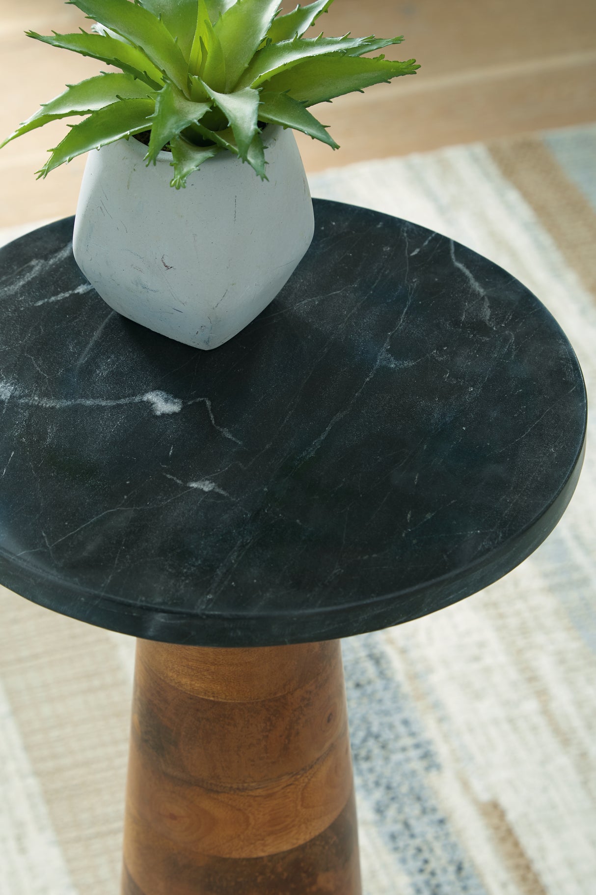 Quinndon Brown/Black Accent Table