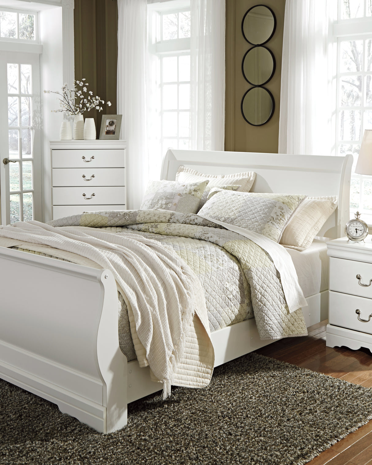 Anarasia Queen Sleigh Bed with Chest of Drawers and Nightstand